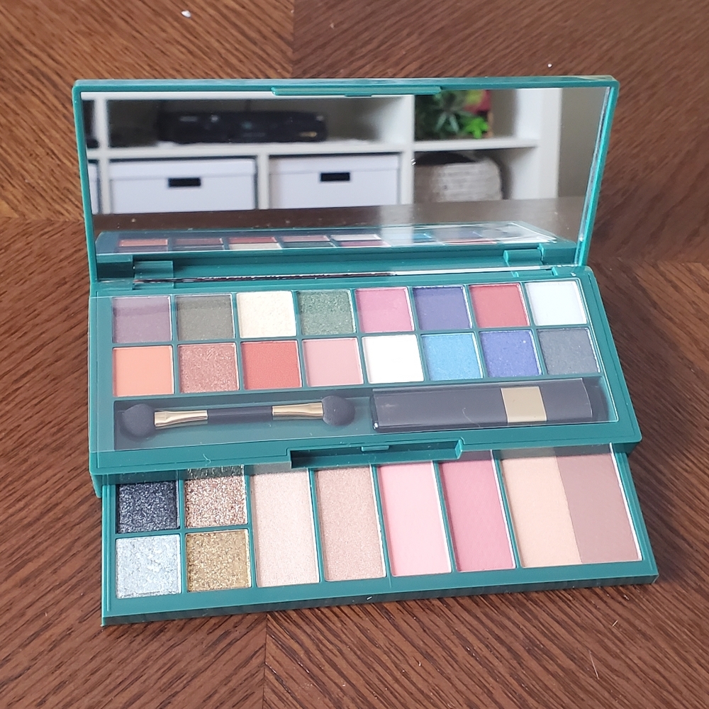 Full make up box